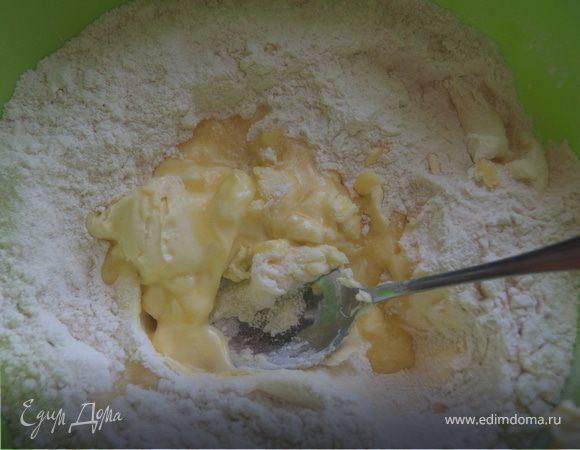 Муку смешать с сахаром, положить размягченное сливочное масло.