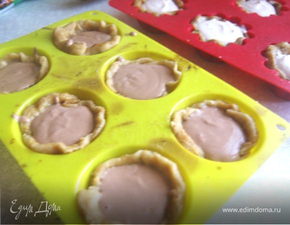 Разделим начинку на 2 части, во вторую половину добавим какао и кофе, чтобы оттенить вкус шоколада. Выложить начинку в корзинки.