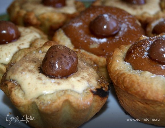 Разогреть духовку до 160 градусов и поставить выпекать на 20 минут. Готовые корзинки остудить и украсить орешками в шоколаде. Можно посыпать сахарной пудрой и корицей.
Приятного аппетита!!!!