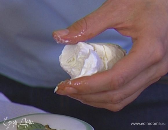 Козий сыр слегка размять.