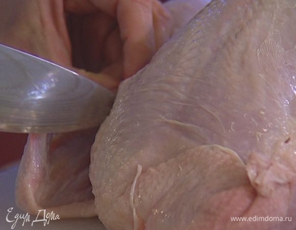 Тушку цыпленка вымыть, просушить и сделать ножом надрезы в нескольких местах.