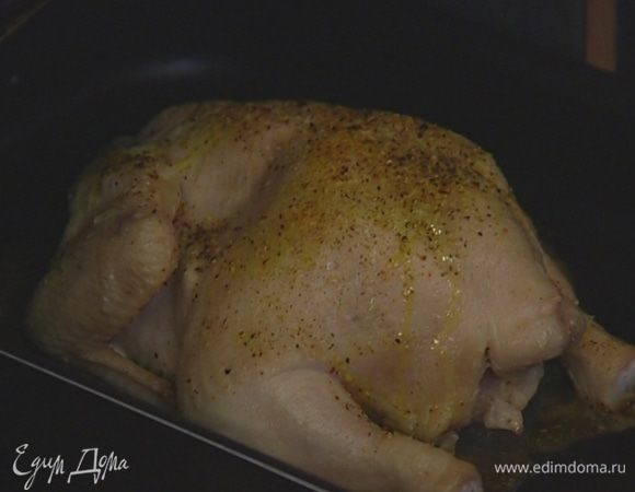 Уложить тушку в глубокий противень, сбрызнуть оливковым маслом и отправить в разогретую духовку. Время от времени поливать соком, образующимся при жарке. Когда цыпленок будет практически готов, прикрыть его фольгой и запекать еще минут десять.