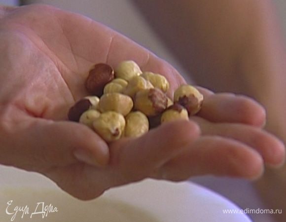 Фундук подсушить в духовке и остудить.