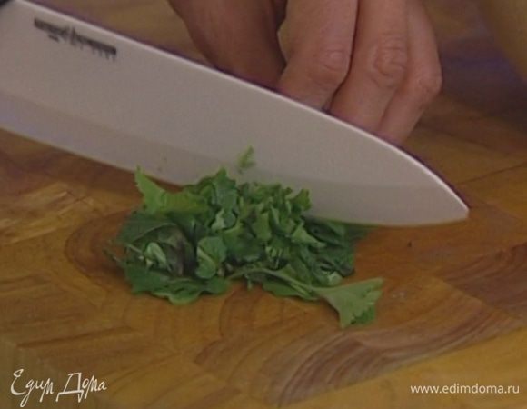 Кинзу и мяту мелко порубить.