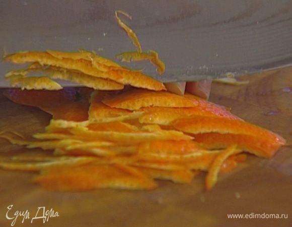 Оставшуюся цедру нарезать тонкими полосками. 