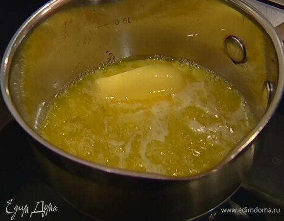 В небольшой кастрюле растопить сливочное масло. 