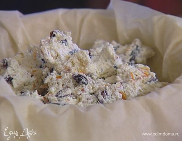 Последний слой смазать сливочным маслом, ровным слоем выложить начинку.
 