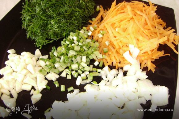 Подготовим начинку: нарежем лук, морковку, петрушку, чесночок и черемшу...