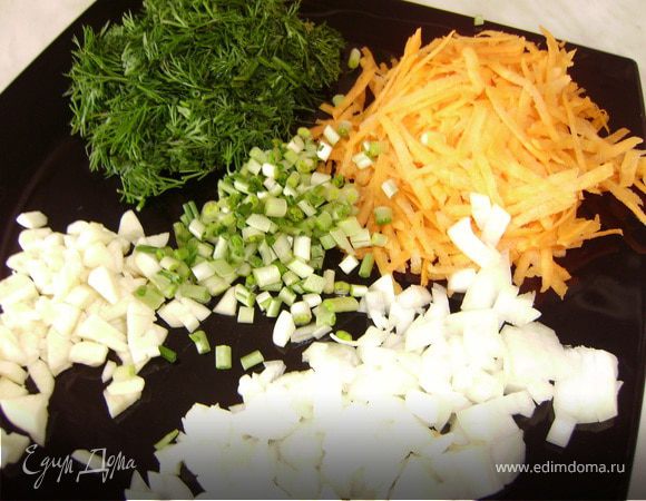 Подготовим начинку: нарежем лук, морковку, петрушку, чесночок и черемшу...