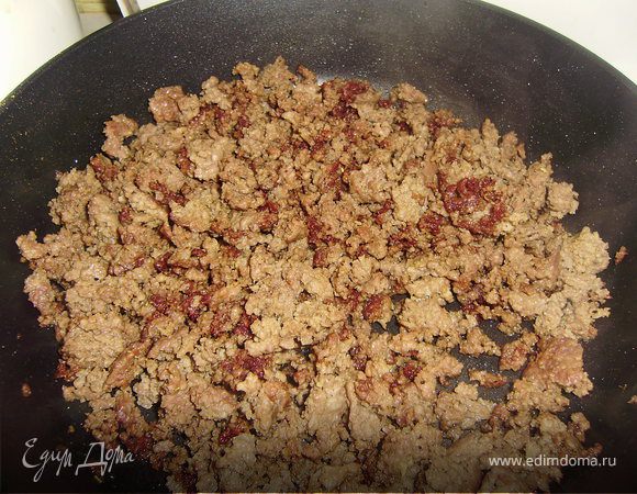 На другой сковродке обжарить фарш до готовности..