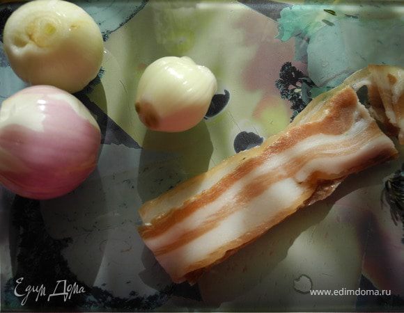 Полоски бекона порвать на кусочки (или порезать). На сковороде обжарить до прозрачности, добавить масло и мелко нарезанный лук. Обжарить в течение 5 мин, добавить чеснок и еще чуть-чуть подержать на медленном огне.