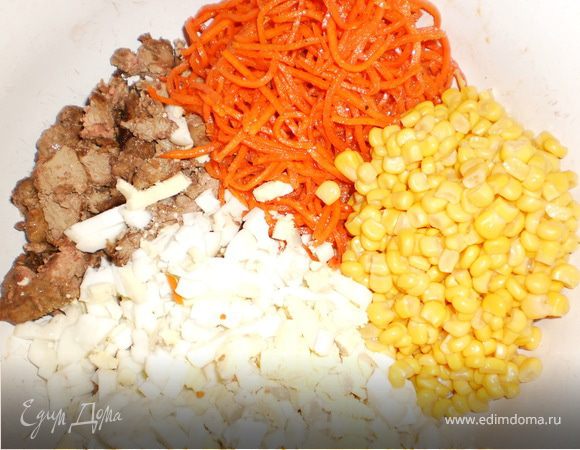 смешать с остальными ингридиентами,заправить майонезом.не солить!