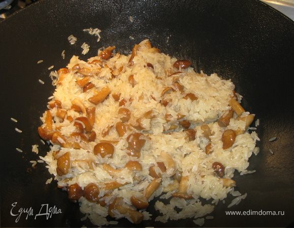 Затем всыпать рис, перемешать. Следить чтобы рис не прилипал к стенкам вока