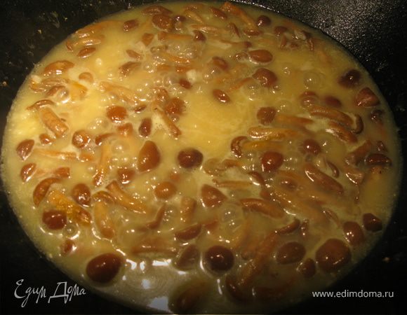 Добавить горячей воды, влить апельсиновый сок, посолить, поперчить, добавить карри , все перемешать и забыть на 20 минут.