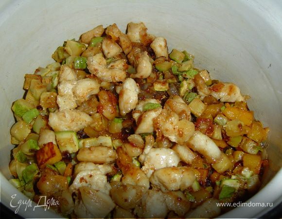 Пока тыква запекается, приготовьте начинку. Порежьте курятину небольшими кубиками и обжарьте на растительном масле. Также поступите с грибами, кабачками, луком, картофелем, сладким перцем и, конечно же, мякотью тыквы, вырезанной из середины тыквы и крышки. Все ингредиенты смешайте, посолите, поперчите по вкусу, добавьте сухие итальянские травы, сливки, молоко и протушите на медленном огне 7-8 минут.