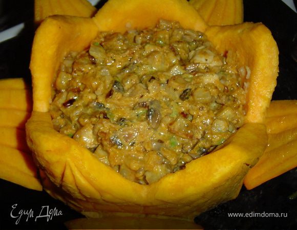 Этой смесью начините тыкву и отправьте ее в духовку на 15-20 минут.