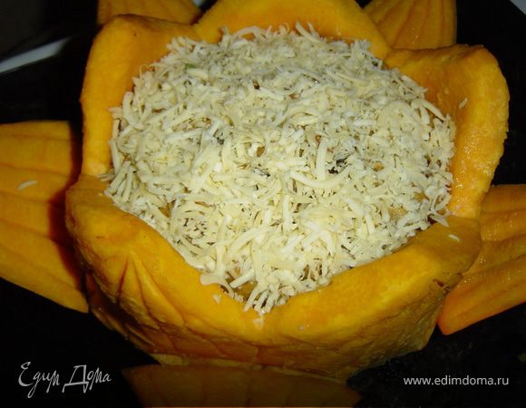 Потом посыпьте запеканку тертым сыром и запеките пока сыр не расплавится.