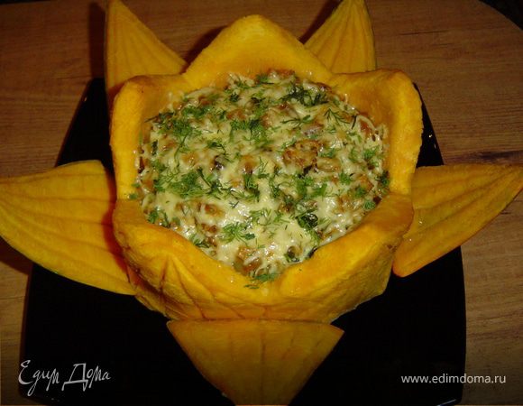 Готовую тыкву посыпьте измельченной зеленью.