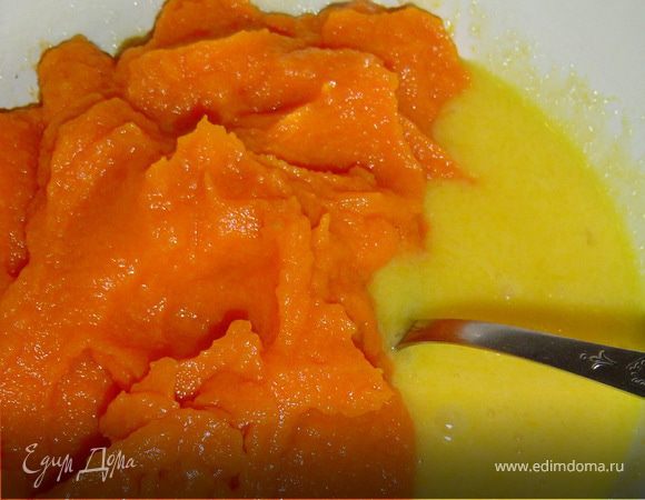 Тыкву запекаем в духовке, а затем пюрируем в блендере. Масло взбиваем с сахаром и подмешиваем тыквенное пюре и яйцо,