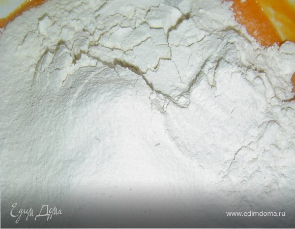 подмешиваем муку, разрыхлитель, соль, изюм и хорошо перемешиваем.