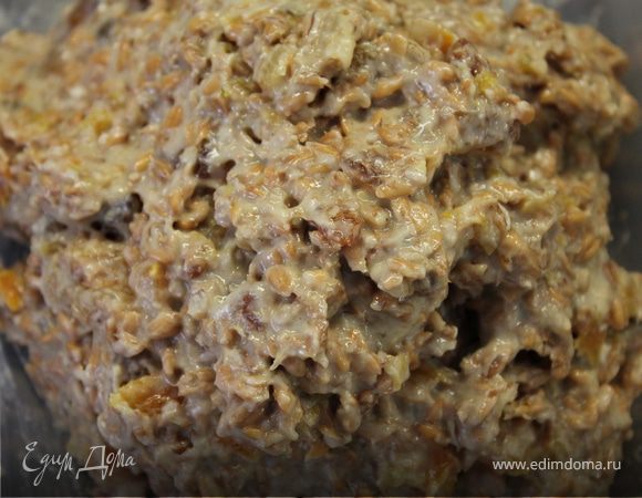 Затем приступем к приготовлению пирожных. Пшеницу необходимо пропустить через мясорубку раза 2,чтобы она стала однородной массой и зерно практически полностью раздробилось. На втором прокручивании сделать это вместе с сухофруктами и бананом. Добавить в конце масло и хорошо вымешать.