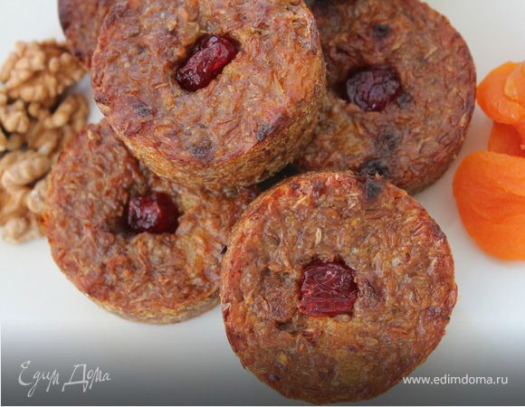 Раскдладываем в формочки, украшаем сушеной вишней и выпекаем при температуре 180 градусов 25 минут. Они у вас получатся очень мягенькие, сочные и вкусные! Сытные и Оочень полезные!:)  БУДЬТЕ ЗДОРОВЫ, мои дорогие!