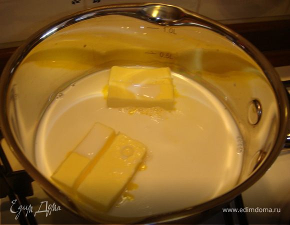 Духовка 200С. Сначала делаем заварное тесто. В сотейнике нагреваем молоко и масло, когда масло полностью растает доводим до кипения снимаем с огня, добавляем мускатный орех и энергично вмешиваем муку.