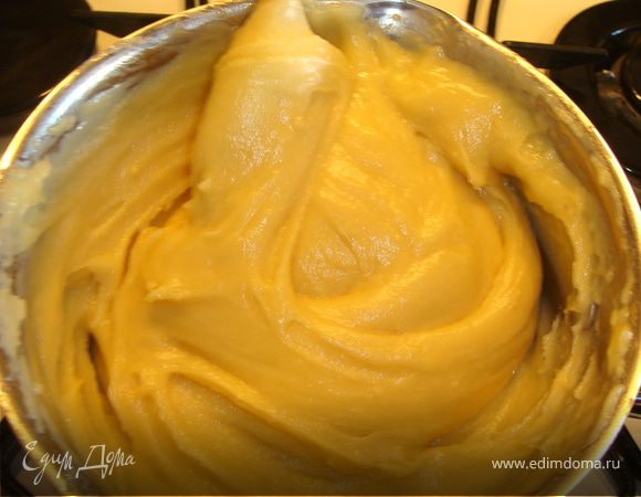 Яйцо подбить в отдельной мисочке и добавить к тесту. Здесь два момента: 1. необходимо следить чтобы тесто было не очень горячим; 2. яиц нужно добавить столько, чтобы тесто стало глянцевым, плотным ровно на столько, чтобы не расползалось при одсадке на противень. В конце добавляем натертый сыр и хорошенько перемешиваем.