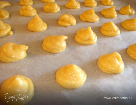 Застилаем противень пергаментом. Отсаживаем с помощью кондитеского мешка или с помощью ложки шарики теста. Для суповых шариков - величиной с крупную ГОРОШИНУ, выпекаем 10-15мин. Для "Тиибродов" - величиной с ГРЕЦКИЙ ОРЕХ, выпекаем 15 мин, затем температуру уменьшаем до 180С и еще 5-15 мин. При выпекании ДУХОВКУ НЕ ОТКРЫВАТЬ, следить через окошко.