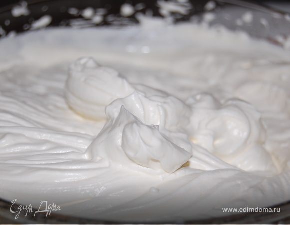 Сливки взбиваем в густую пену.
