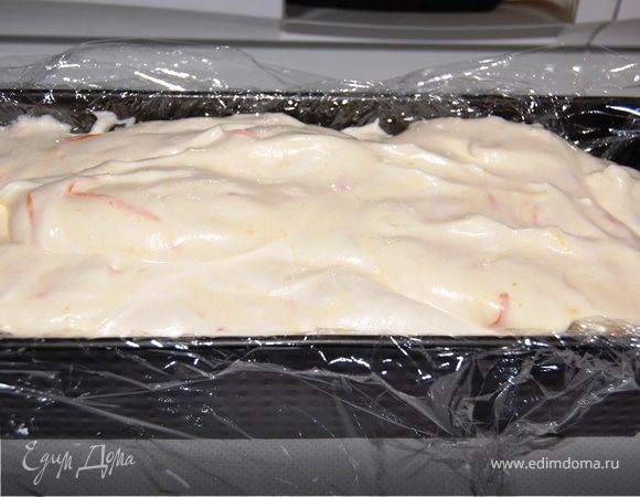 Теперь" собираем" наше парфе.В белки добавляем желтки и аккуратно перемешиваем, но не круговыми движениями,а как бы складывая.Далее добавляем наши сливки и еще раз аккуратно вымешиваем,тем же методом складывания.
Берем форму укладываем в нее пищевую пленку и выкладываем наше парфе,сверху укрываем пленкой и в морозилку на 12 часов.У меня получилась 1 большая форма и 7 маленьких силиконовых.(их я в заморозке держала часа 4,им хватило)