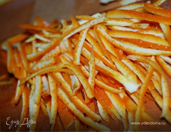 Готовим соус:
Снимаем кожуру с апельсина.Нарезаем ее тоненько полосками.