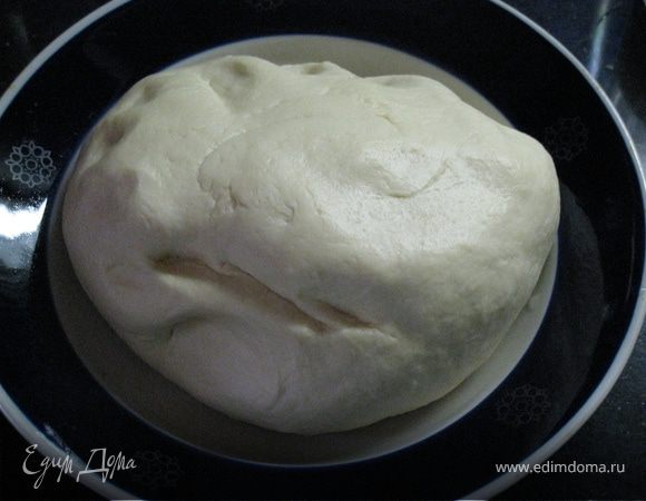 Высыпать половину муки. Натереть сверху маргарин. Насыпать оставшуюся муку. Постепенно подливая пиво замесить мягкое тесто.