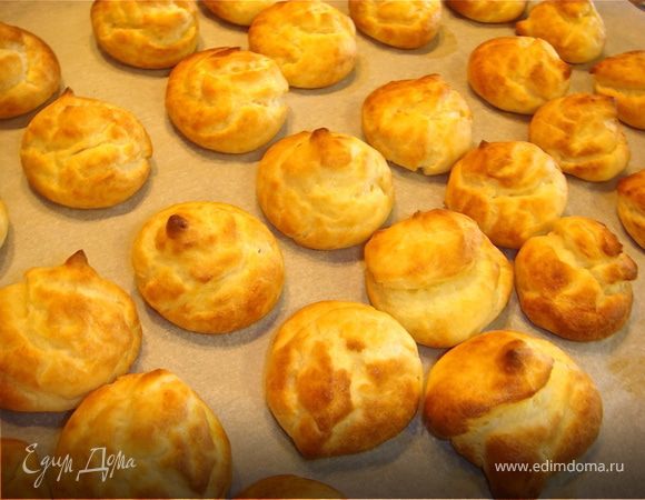 Шарики должны быть золотисто-коричневого цвета. Подсмотрела в передаче "Едим Дома", для того, чтобы профитроли не опали их нужно оставить остывать в выключенной духовке, проткнув предварительно каждый зубочисткой, чтобы подсохла "внутрянка" (это касается только шариков для тиибродов). Из данного количества теста получается 20 горошин или 10 тиибродов.