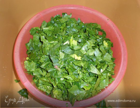 Вымытую заранее и высушенную зелень нарезать.