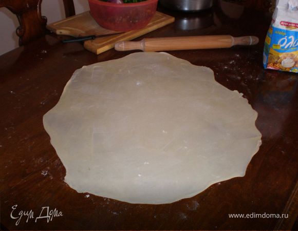 Тесто раскатать тонко, насколько возможно (по капельке посыпая поверхность мукой для облегчения раскатывания). Но не до дырок, разумеется:)