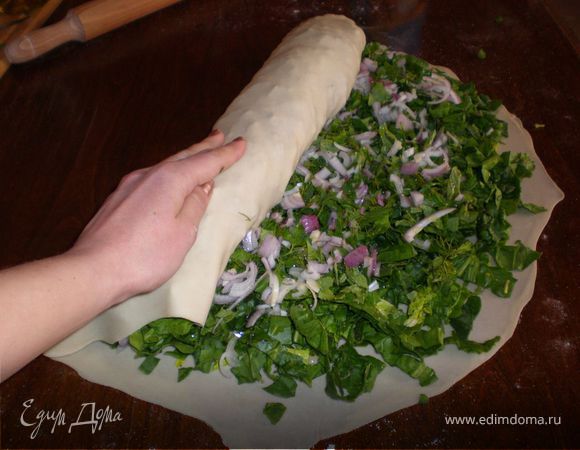 начинаете сворачивать рулетом и закрываете края. Сворачиваете полумесяцем(по форме сковороды)