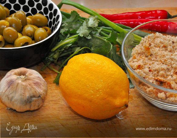 На разогретую сковородку наливаем хорошего оливкового масла. Добавляем к нему размельченный чеснок, розмарин и чили. Прожариваем, постоянно встряхивая пару минут.