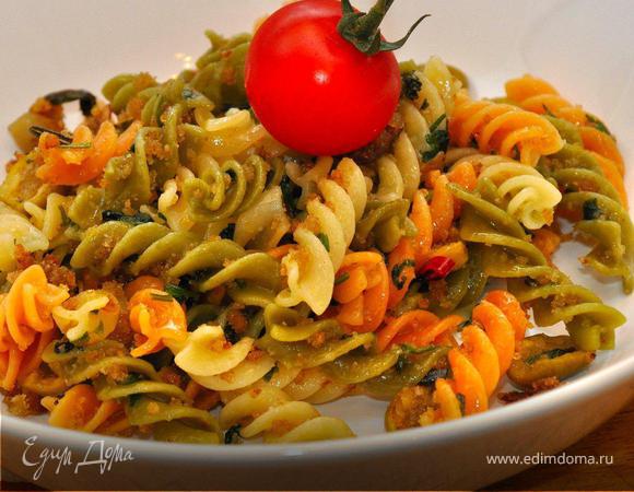 Теперь отварим наши фузилли до состояния аль денте. Откинем на дуршлаг, после чего добавим к нашей пангритате и оливкам. Тщательно перемешиваем и томим пару минут. Подаем немедленно, посыпав молотым черным перцем и оливковым маслом. Поститесь приятно!