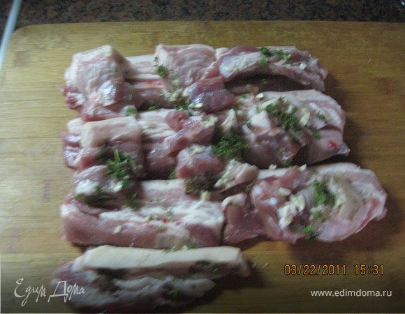 Подготовить грудинку. Вымыть , обсушить , порезать на порционные кусочки.Посолить , поперчить , посыпать измельченным чесноком.