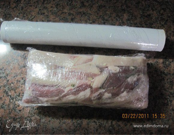 Выложить на пищевую пленку.Туго свернуть в рулет.Несколько раз обмотать пленкой , что бы было герметично. 