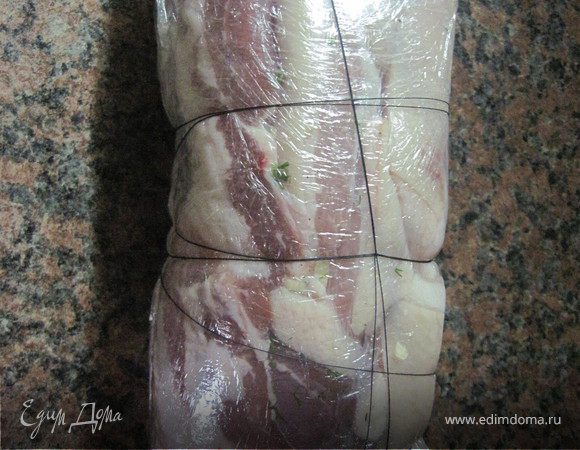 Готовый рулет скрепить нитками.