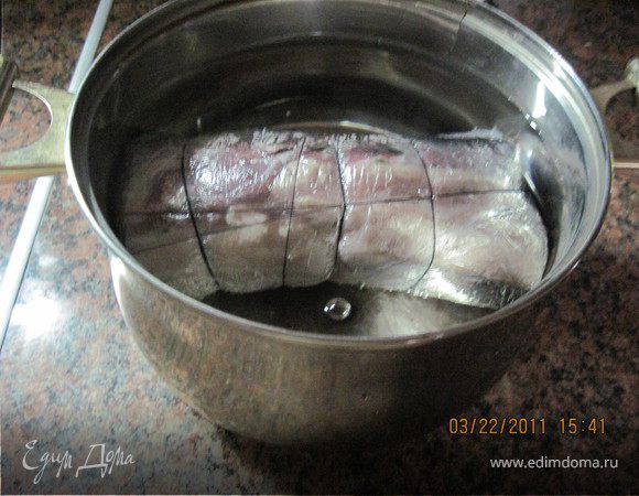 Положить в кастрюлю , залить холодной водой , варить на слабом огне 1 час.