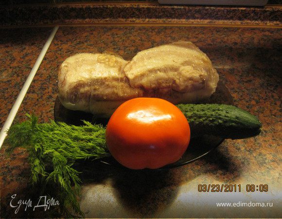 По окончании варки , выложить рулет на противень и поставить на ночь в холодильник.
Подавать с зеленью и гарниром.