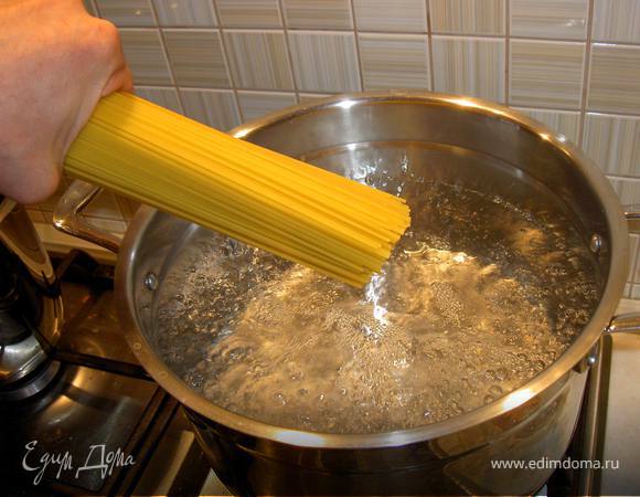 Спагетти отварить и откинуть на дуршлаг