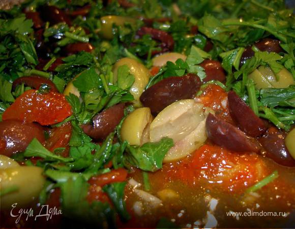 С помидоров снять кожицуи нарезать мякоть. Маслины нарезать тонкими колечками. Зелень порубить. Перец нарезать тонкими полосками вдоль и потушить в 1 ст. л. масла. Добавить помидоры и тушить 8 минут. Чеснок измельчить. Добавить в сковороду маслины , чеснок, базилик, соль и перец.