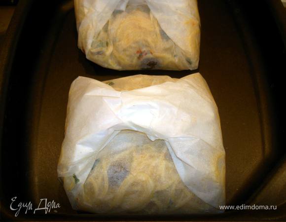 Отрезать четыре листа пергамента и смазать маслом. Смешать спагетти с соусом, разделит  на четыре части и выложить каждую в центр листа, сложить в виде пакетов и выложить на противень. Запекать 15 минут при 190С. Подавать в бумаге, сразу же.(украсил легким салатом из рукколы)