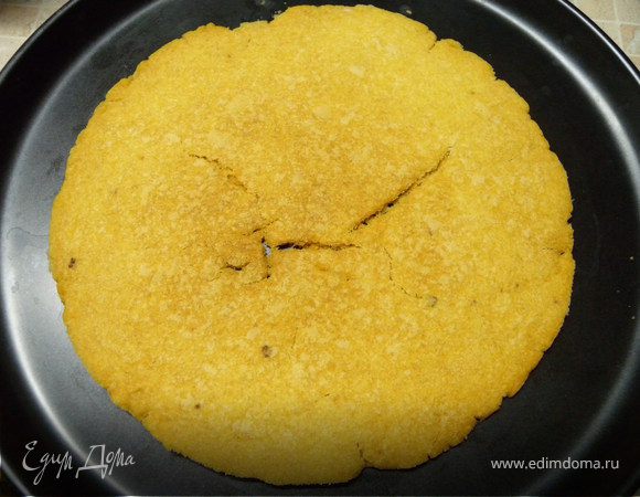 Выпекать до легкого золотистого оттенка. Снимать с формы очень аккуратно, так как коржи очень ломкие. Лучше просто сдвинуть на блюдо, не поднимая корж руками а поддев его ножом. Выпекаем второй корж так же... 