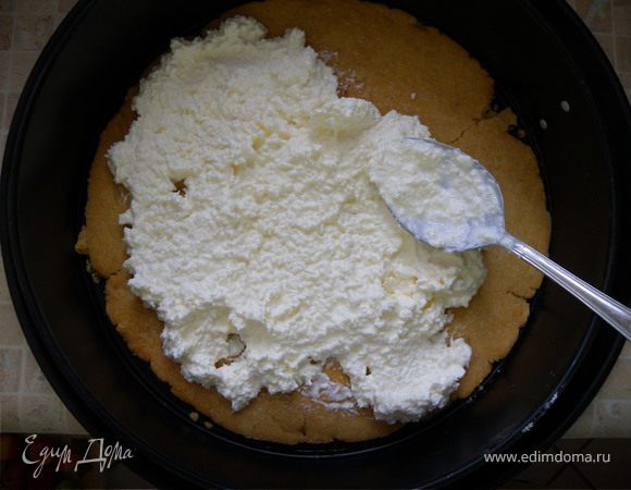 Коржам дать полностью остыть. Собираем торт: На первый корж высыпаем нашу кокосовую массу и разравниваем ее. Вдавить в массу целый миндаль, но не очень густо, на расстоянии 2-4 см. Накрыть 2 коржом. Выдержать в комнатной температуре около 30 минут.  