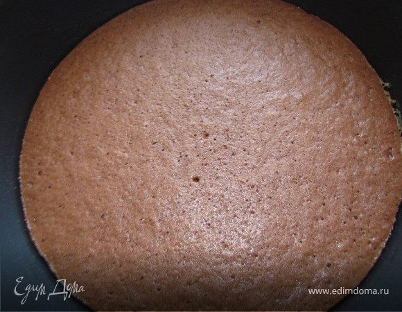 Выпекать корж в заранее разогретой до 180С духовке минут 15, готовность определить при помощи деревянной палочки. Корж получается тонкий и выпекается быстро.